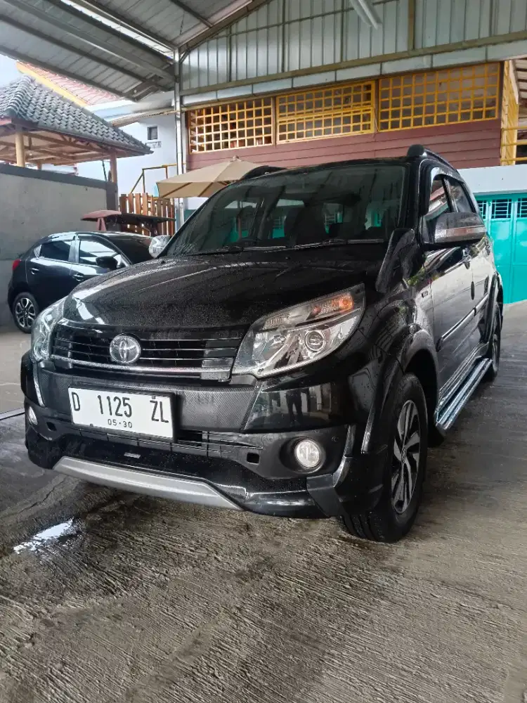 Bismillah numpang jual Toyota rush TRD 2015 metic no. D. Hitam. 2015