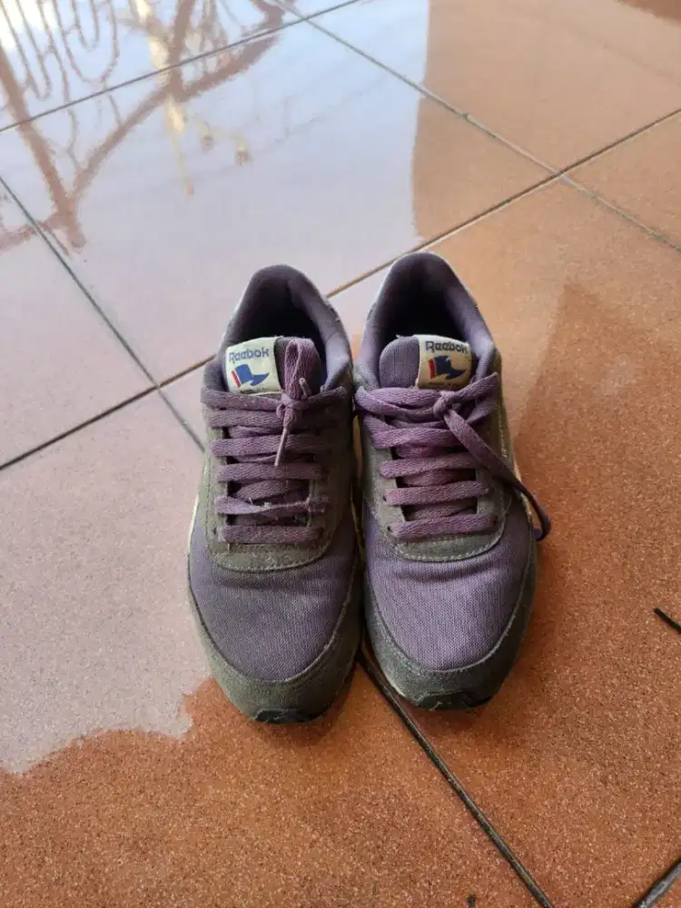 Sepatu second Reebok 38