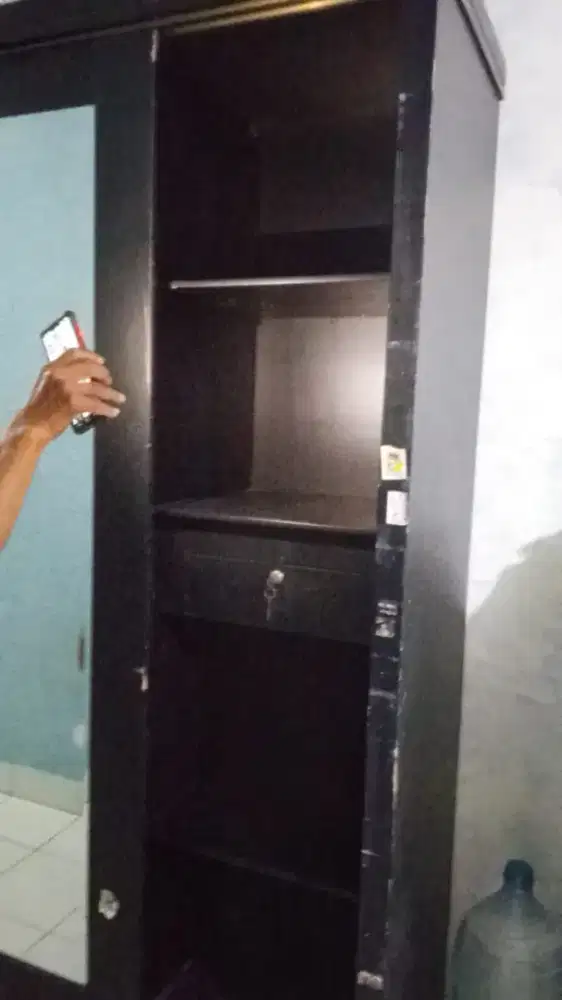 Lemari kaca sliding besar  masih layak pakai kokoh