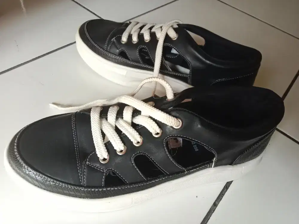 Sepatu hitam cantik