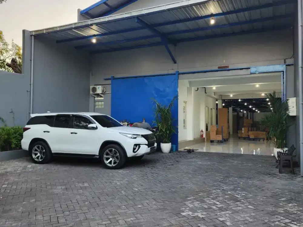 Raya Mastrip Gudang Siap Pakai. Hadap Jalan Raya.