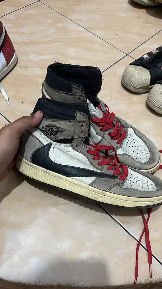 Nike preloved 42 (25.5)