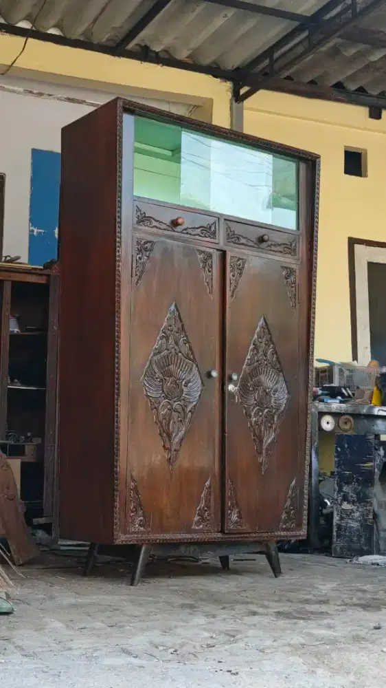 Lemari jati kuno