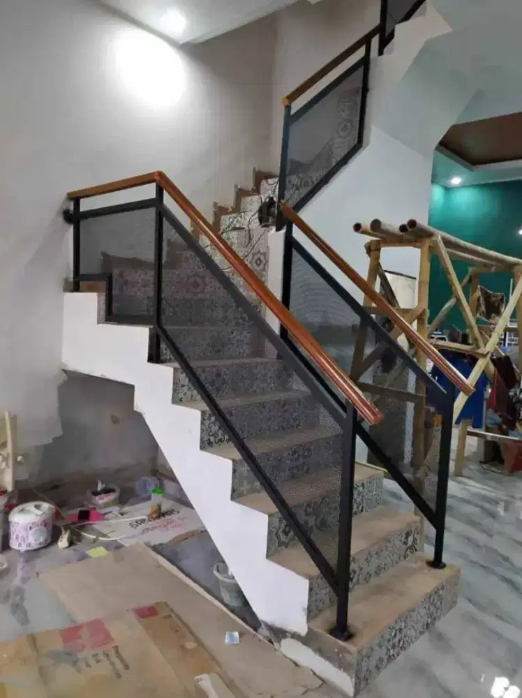 Railing tangga pegangan kayu