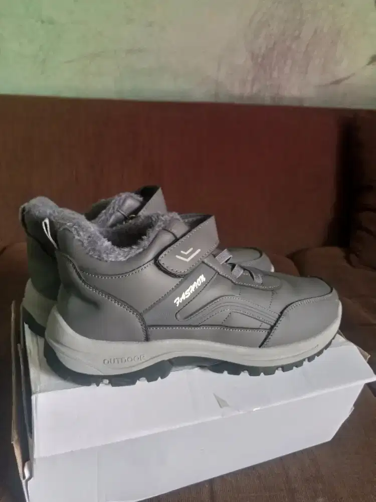 Sepatu Bulu Wanita