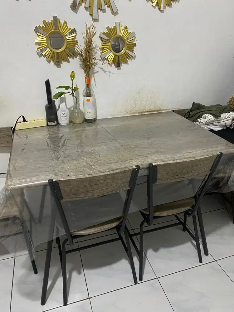 Meja makan informa