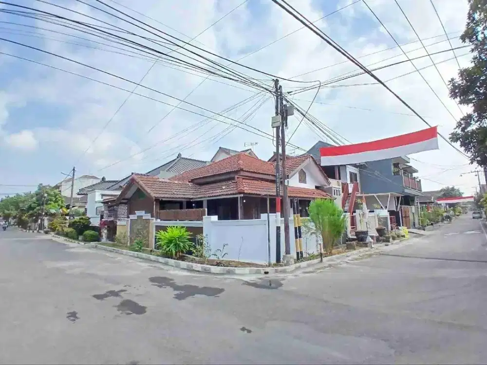 Rumah 2 lantai Hook Luas 247m² Akses Lega di Sulfat Blimbing