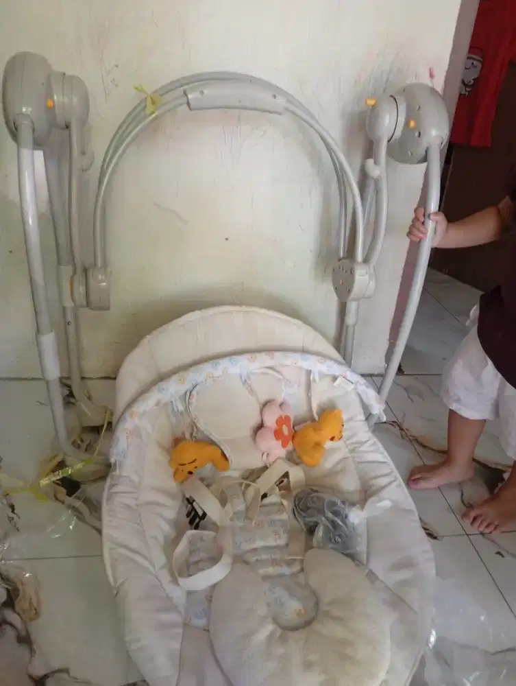 Bouncer bayi ayunan listrik