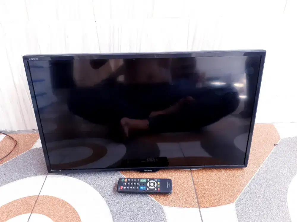 TV DINDING SHARP 24IN ATV KONDISI NORMAL MULUS SEGEL