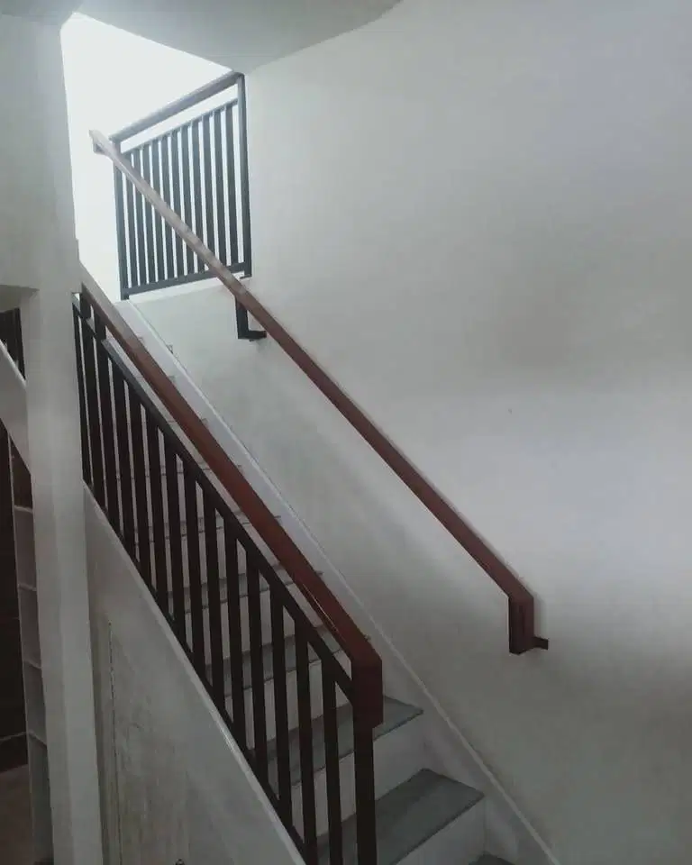 Railling tangga rumah model minimalis dan pegangan kayu