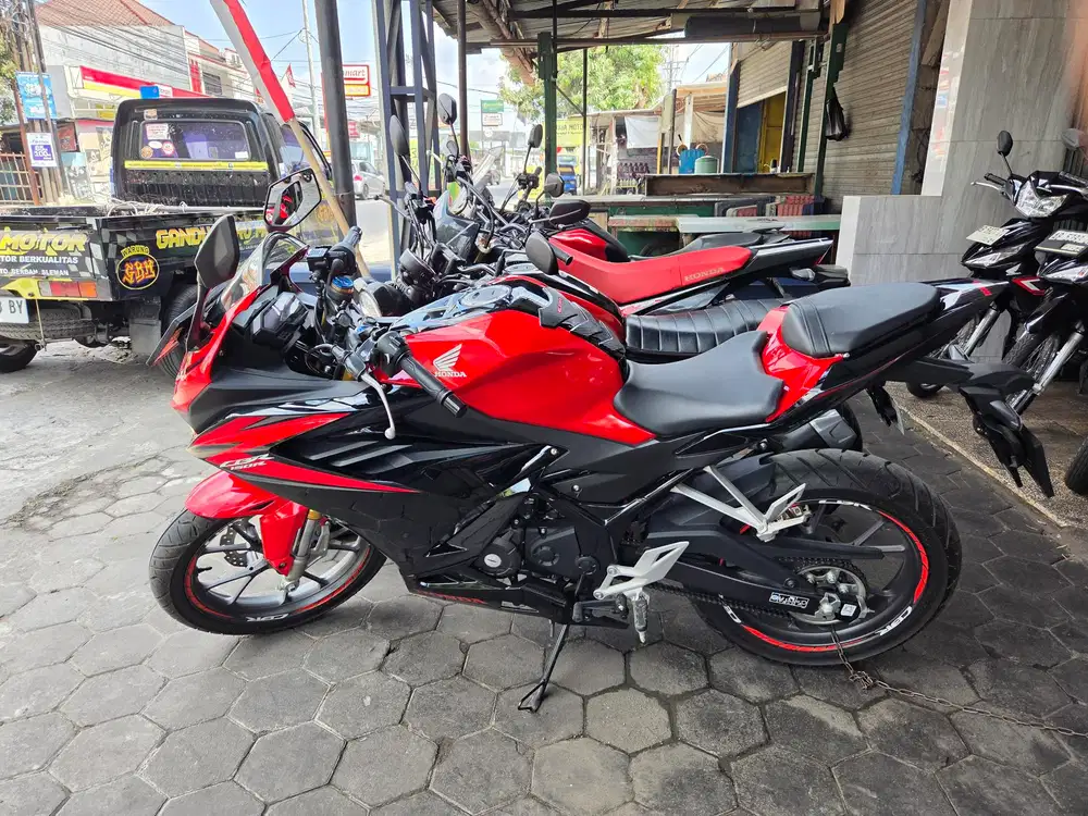 Cbr 150r hitam merah 2023 low km 1ribuan gbm