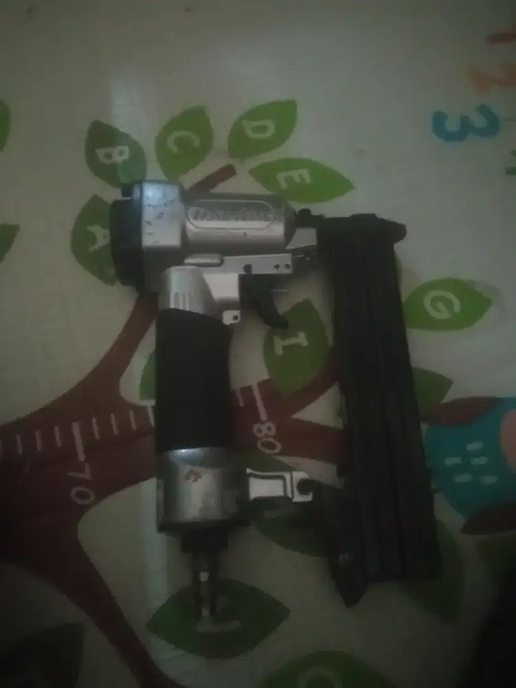 paku tembak angin makita