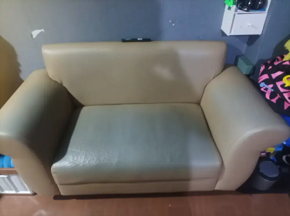 Sofa dijual warna cream
