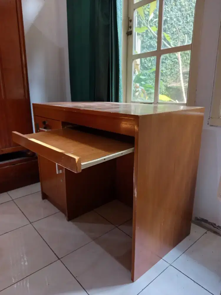 Meja tulis komputer