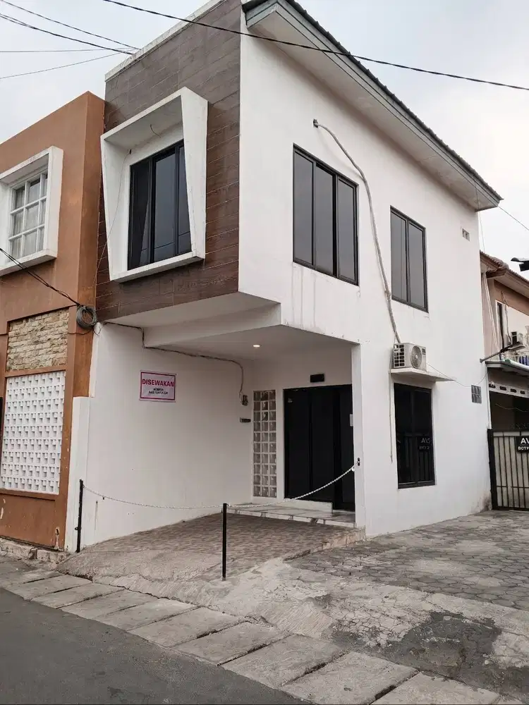 Disewakan Tempat Usaha / Ruko 2 Lantai Persis Depan Gerbang Sekolah