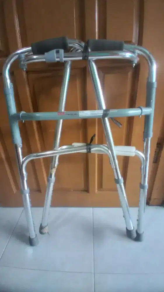 Dijual Tongkat Berkaki Empat