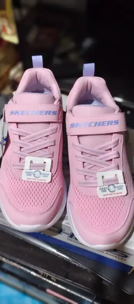 Sepatu skecher pink
