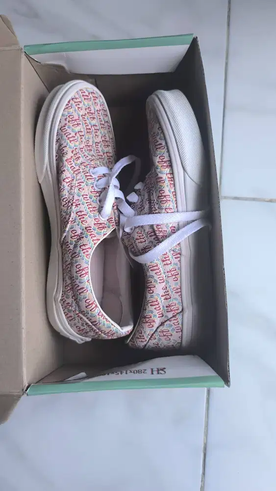 dijual sepatu bekas belum pernah dipakai