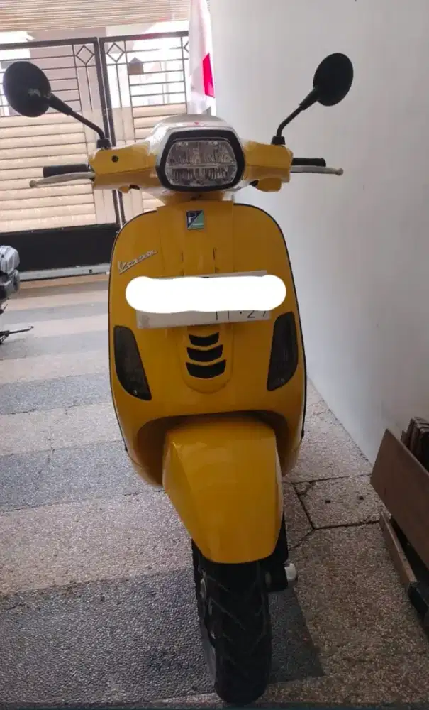 Dijual Piaggio Vespa 125 warna Kuning
