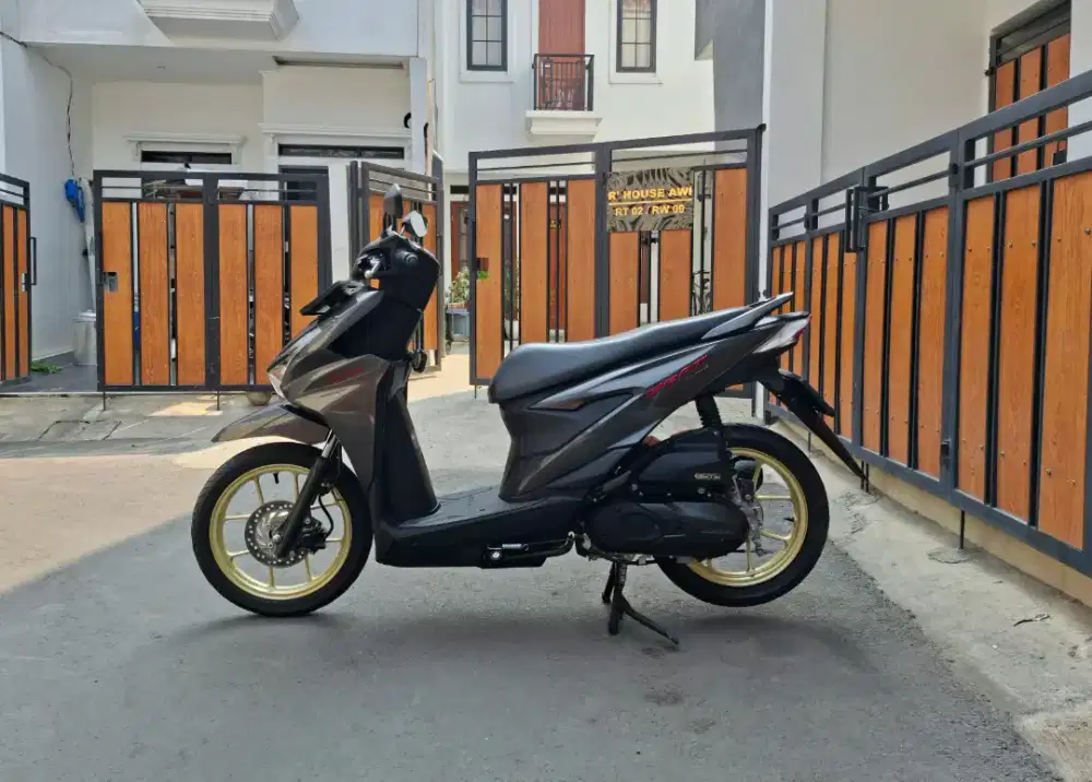 Honda Beat Deluxe CBS ISS MULUSSS Pajak Panjang