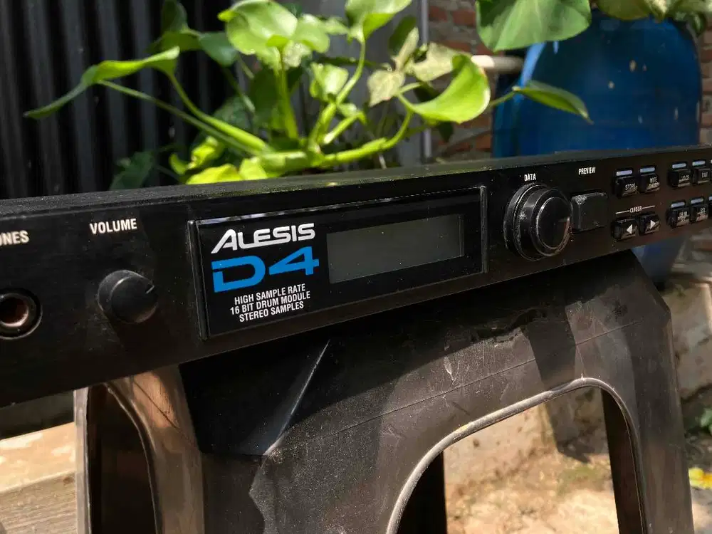 ALESIS D4 module drum synthesizer