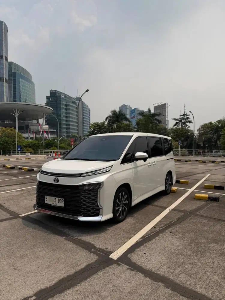 Toyota Voxy 2.0 CVT 2023 Putih Metalic Low KM