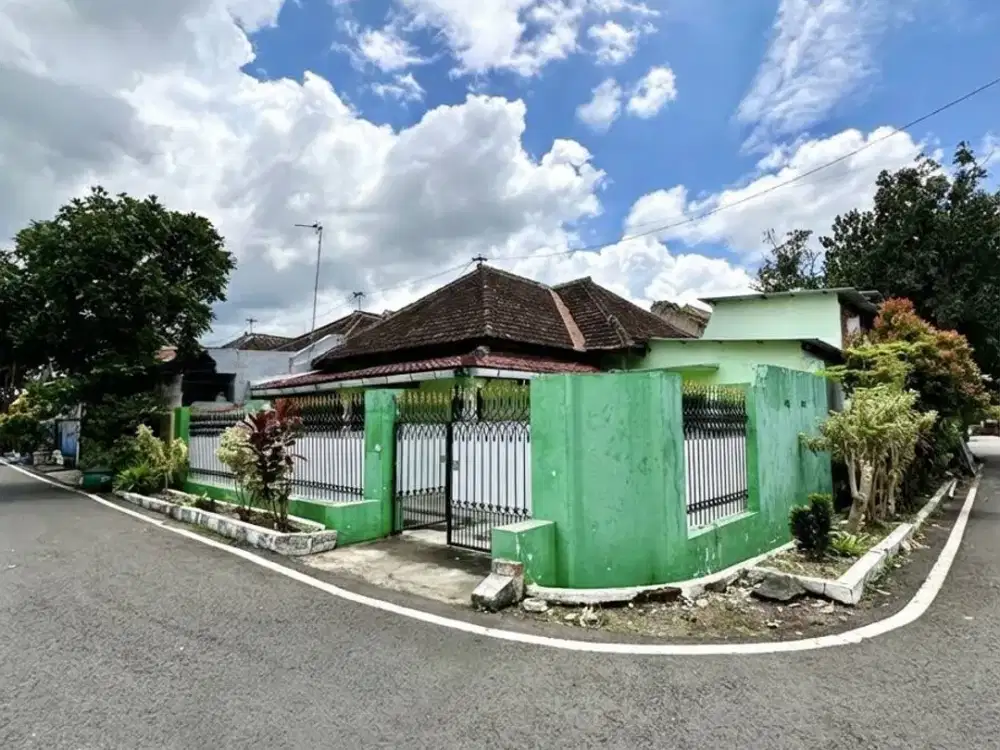 DIJUAL Rumah Hook Murah Terawat 2Lt Ada Ruang Ibadah dan Ruang Paviliun Siap Huni Dekat Pusat Kota dan Dekat Kampus Besar di Jalan Ikan-ikan