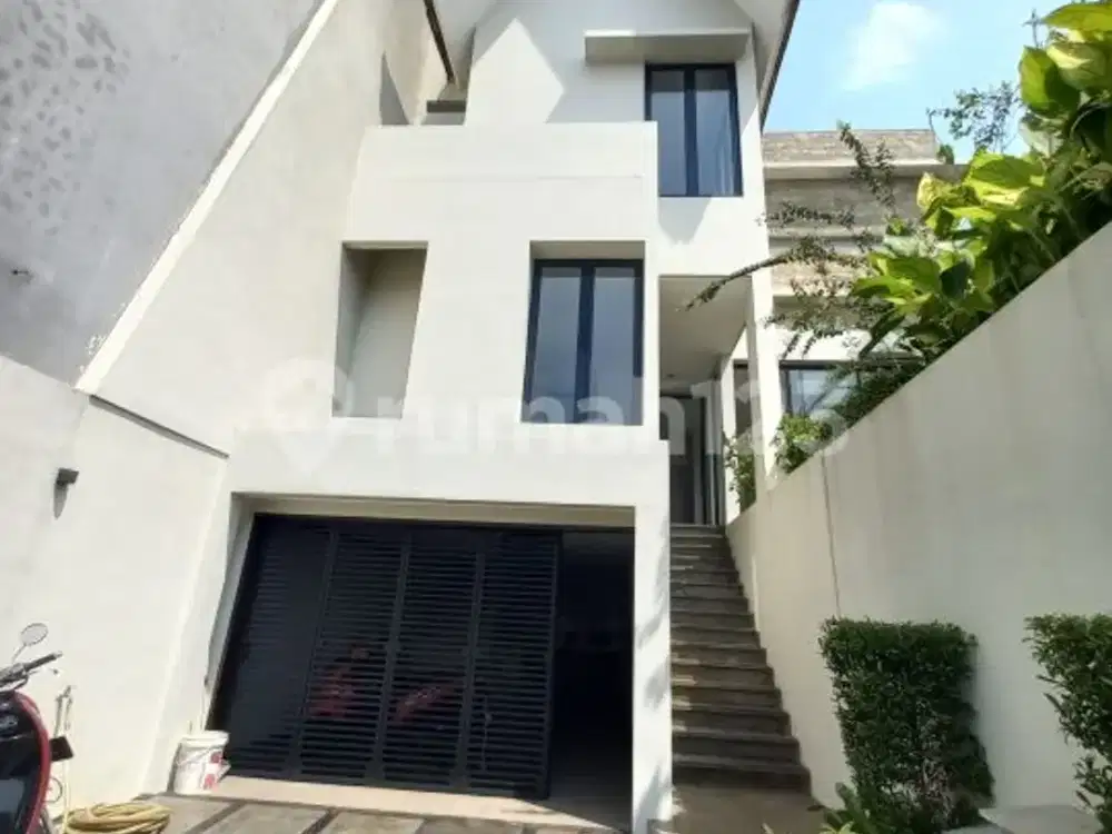 TURUN HARGA, LAST UNIT & RUMAH READY 3 LANTAI SEMI FURNISHED DI DALAM CLUSTER DENGAN SWIMMING POOL DI PREMIUM AREA PATRA KUNINGAN, JAKARTA SELATAN.
