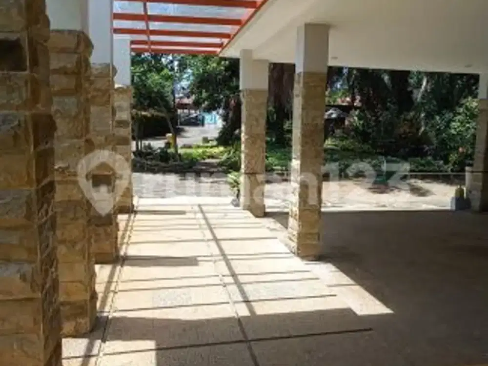Rumah 3 lantai bergaya American Classic di hook dalam cluster di Ciputat Timur dijual segera