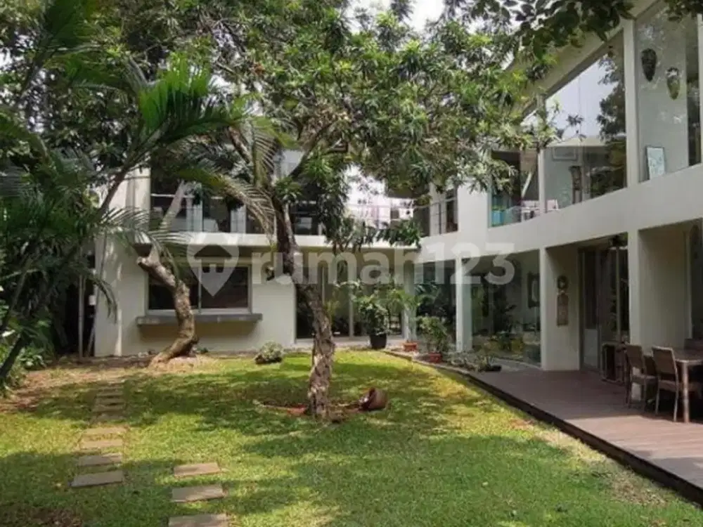 Rumah dengan Pendopo Berhalaman Sangat Luas Dng Swimming Pool