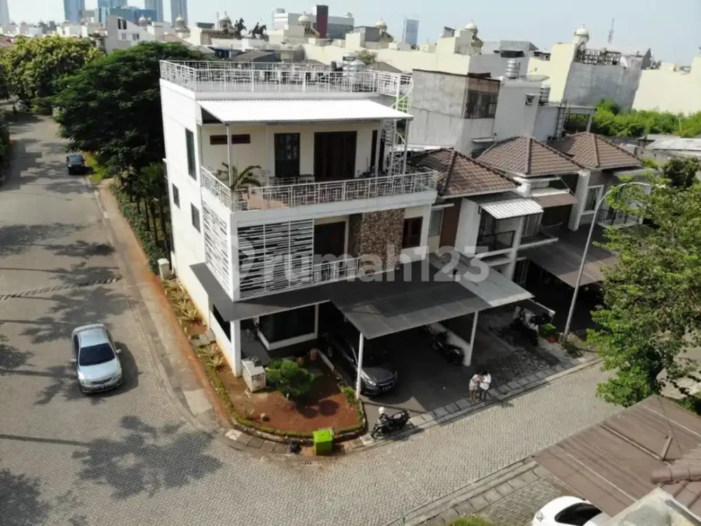 Turun Harga!! Rumah Hook 3 Lantai Siap Huni Puri Mansion Hadap Selatan