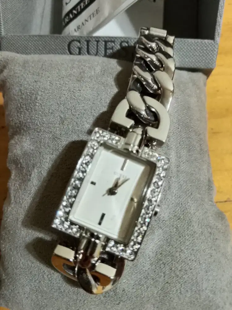 Jam tangan wanita GUESS