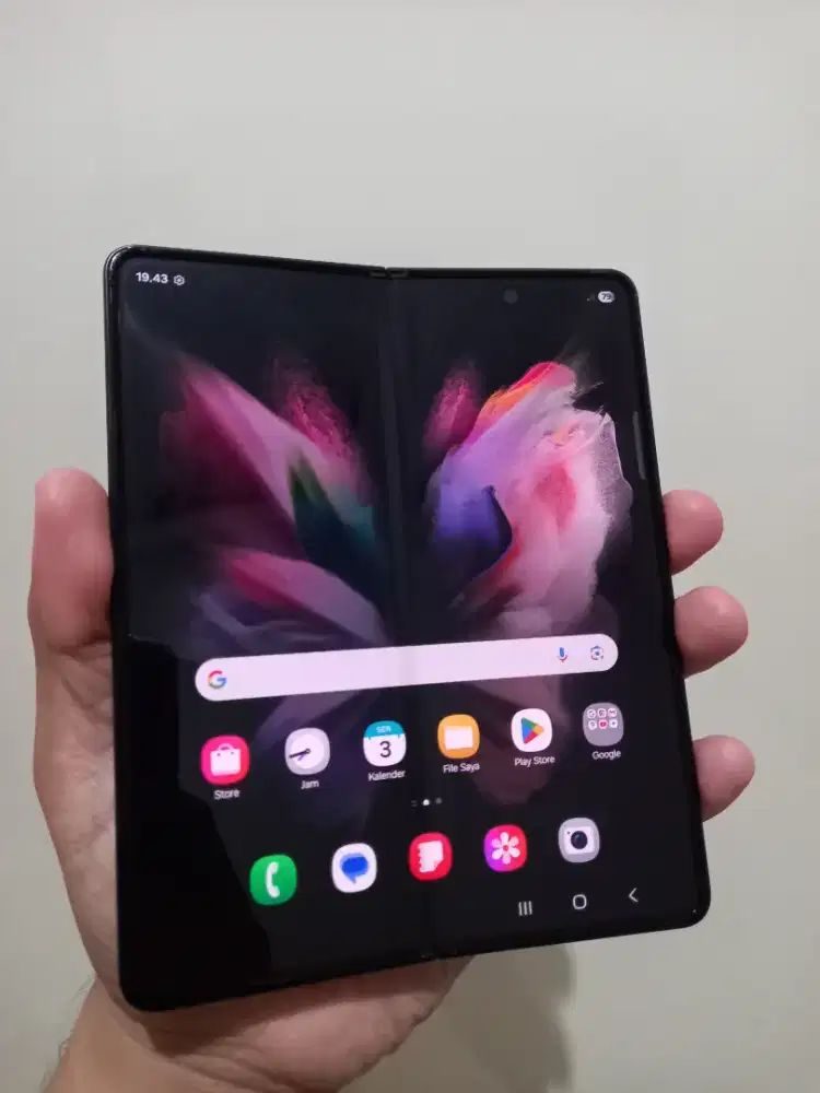 Samsung Galaxy Z Fold 3 5G Ram 12/256Gb Fullset ada minus dibaca