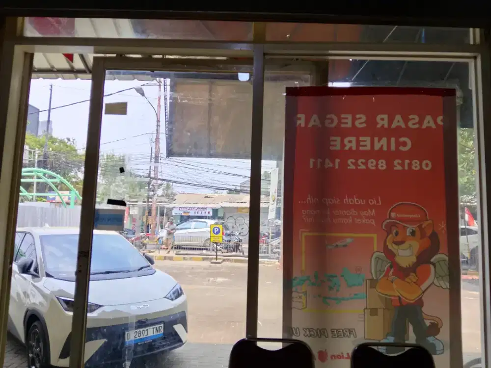 Admin lion parcel di pasar segar Cinere