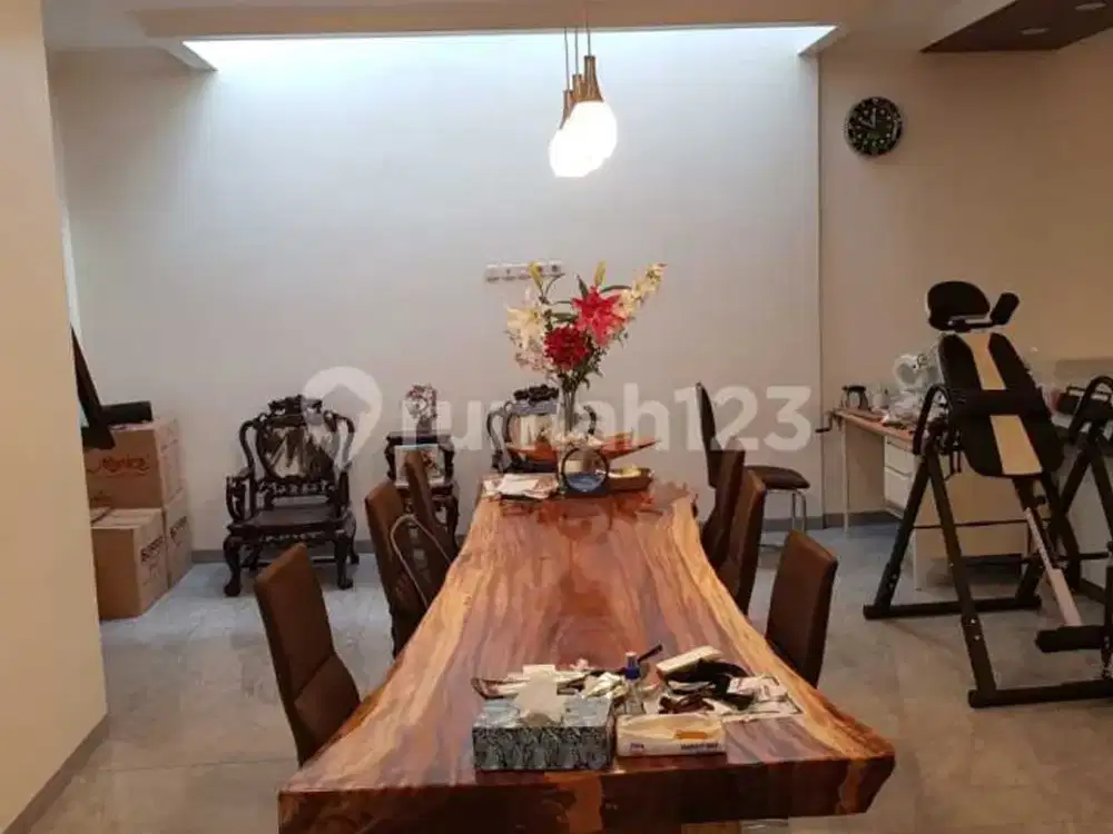 Dijual Cepat Rumah Intercon Jakarta Barat, Bangunan Luas Siap Huni