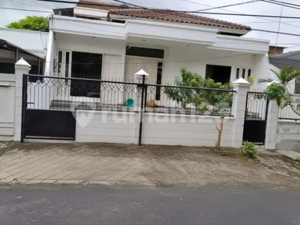 Rumah Besar 8 KT Taman Alfa Indah, Depan Jalan Besar 2 Row, LT 264 M²