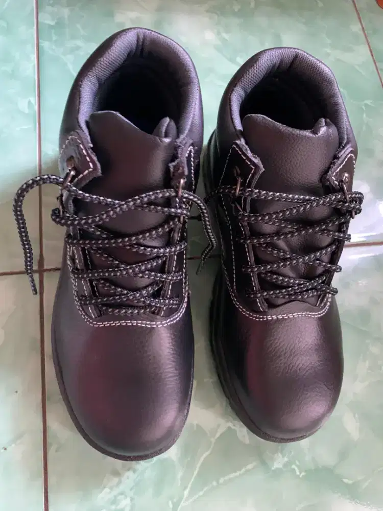 Sepatu Pengaman (Safety Shoes)