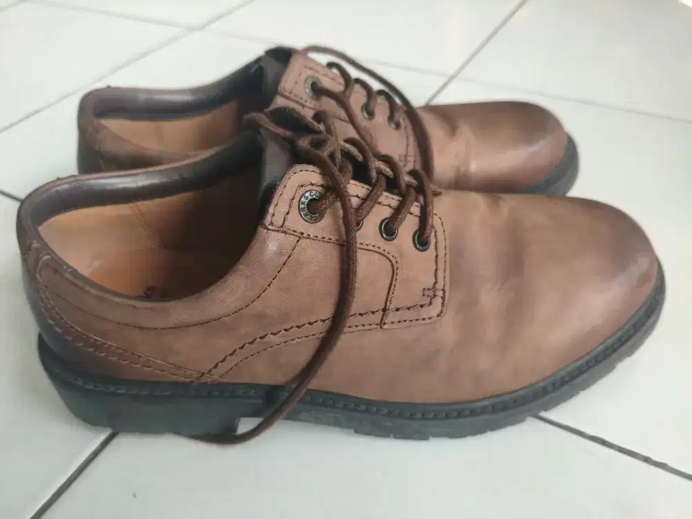 SEPATU CLARK LINE STRIDE
