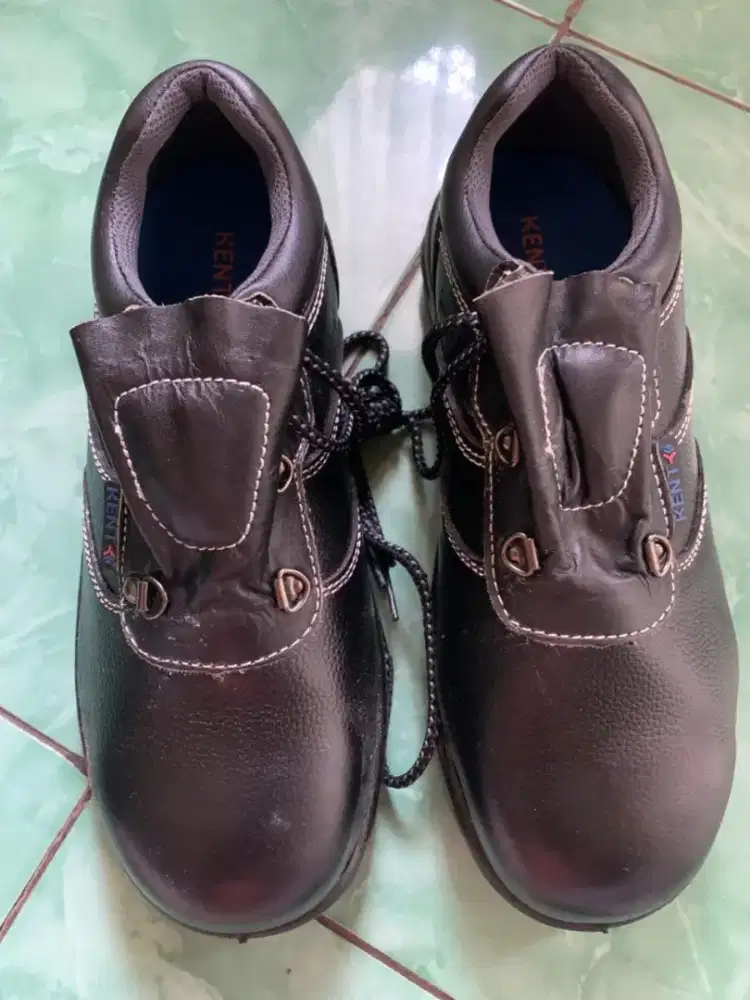 Sepatu Pengaman (Safety Shoes)