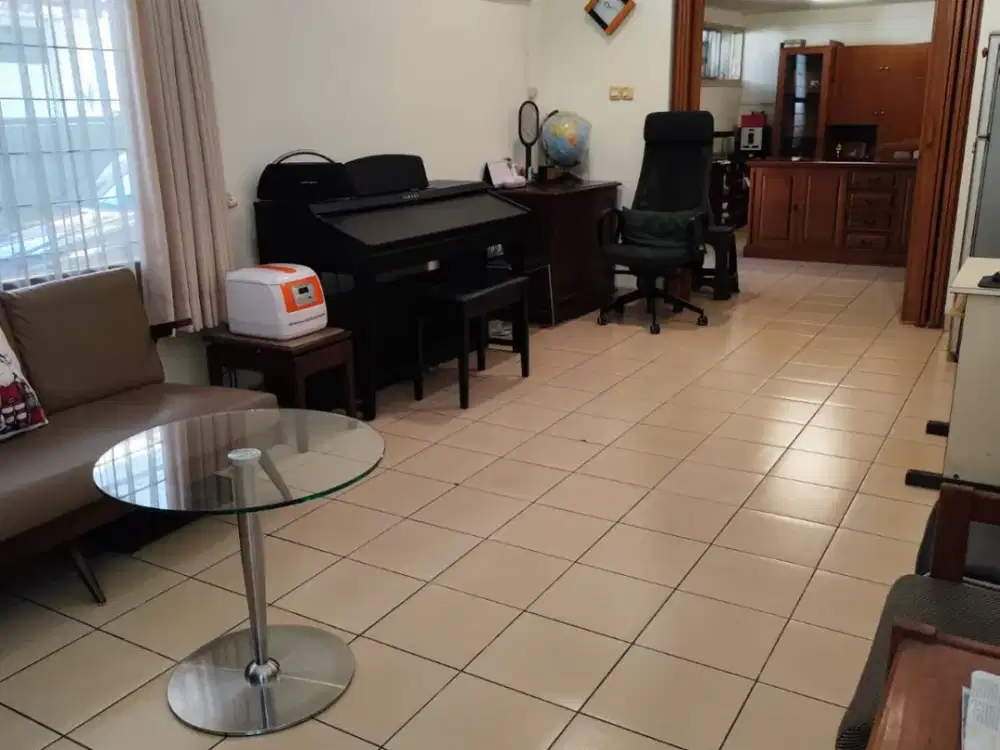Rumah Hoek Terawat Tengah Kota Sayap Pajajaran