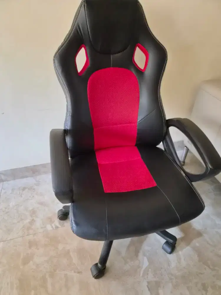 Kursi Gaming warna Hitam Merah