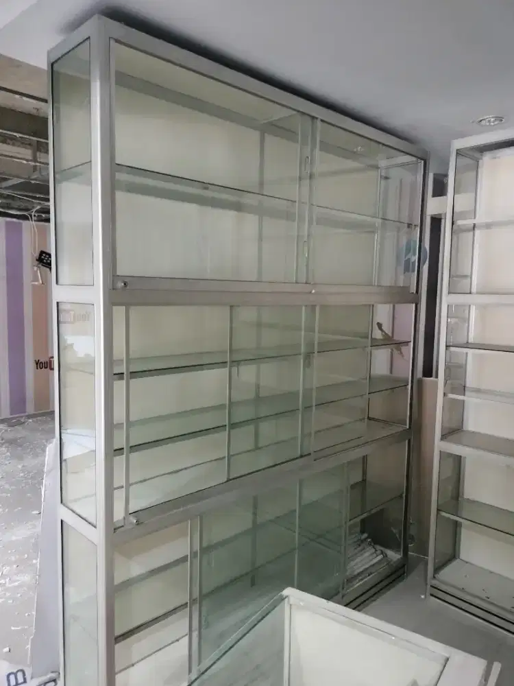 Jual lemari kaca pajangan bekas