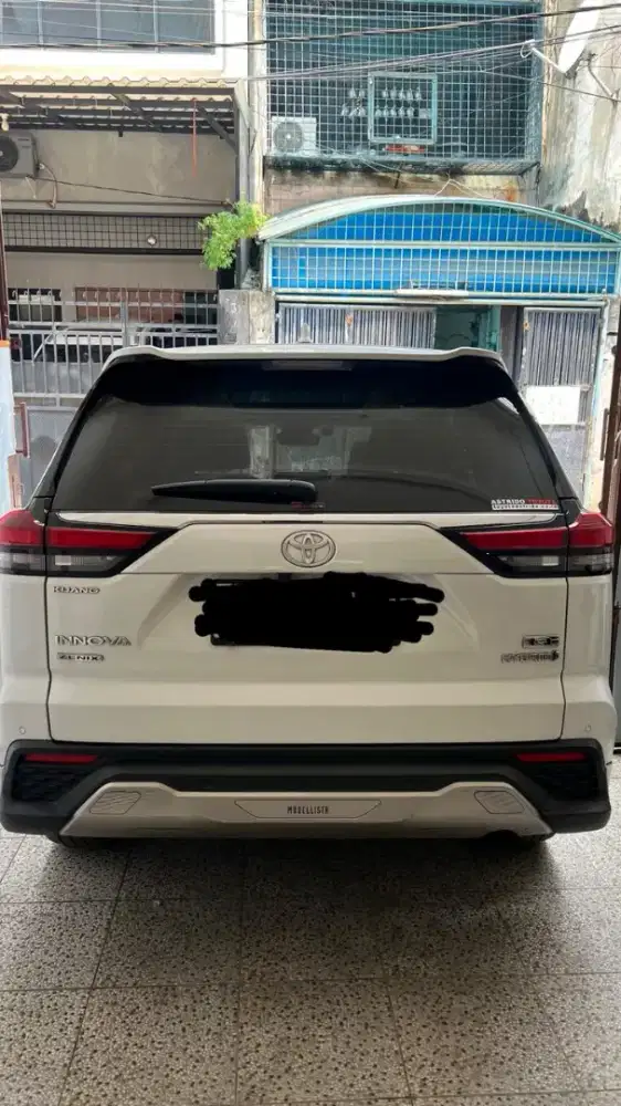 Zenix Q hybrid putih 2024