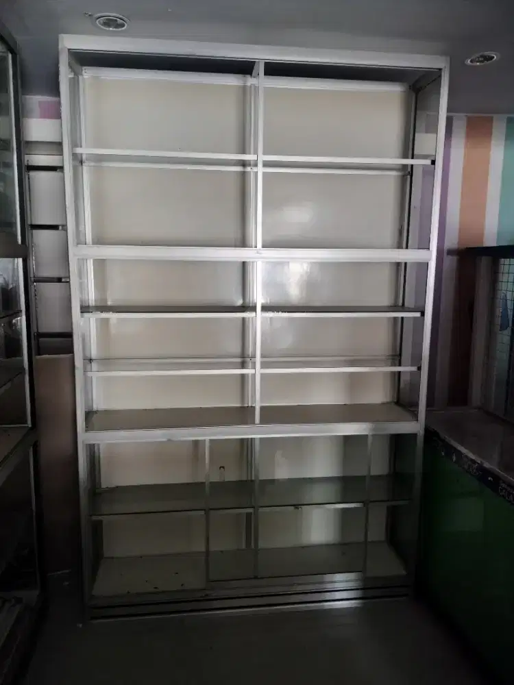 Jual lemari kaca pajangan bekas