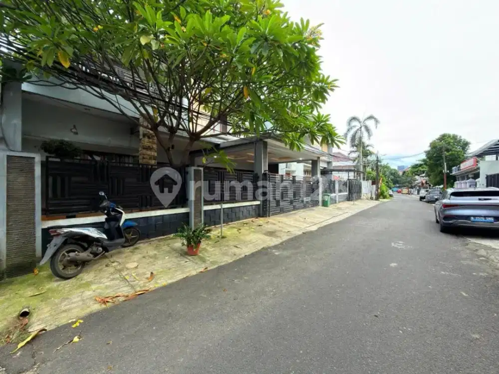 Rumah Mewah Siap Huni Akses Jalan Tiga Mobil Ada Kolam Renang