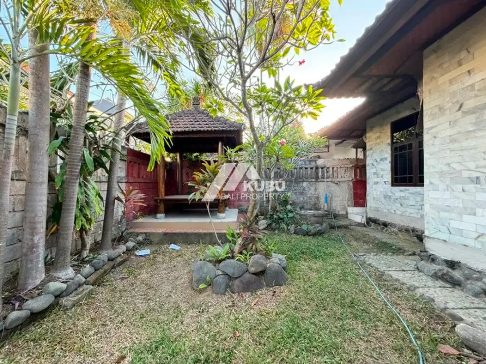 KBP1690 Cleand And Bright House located on good location .