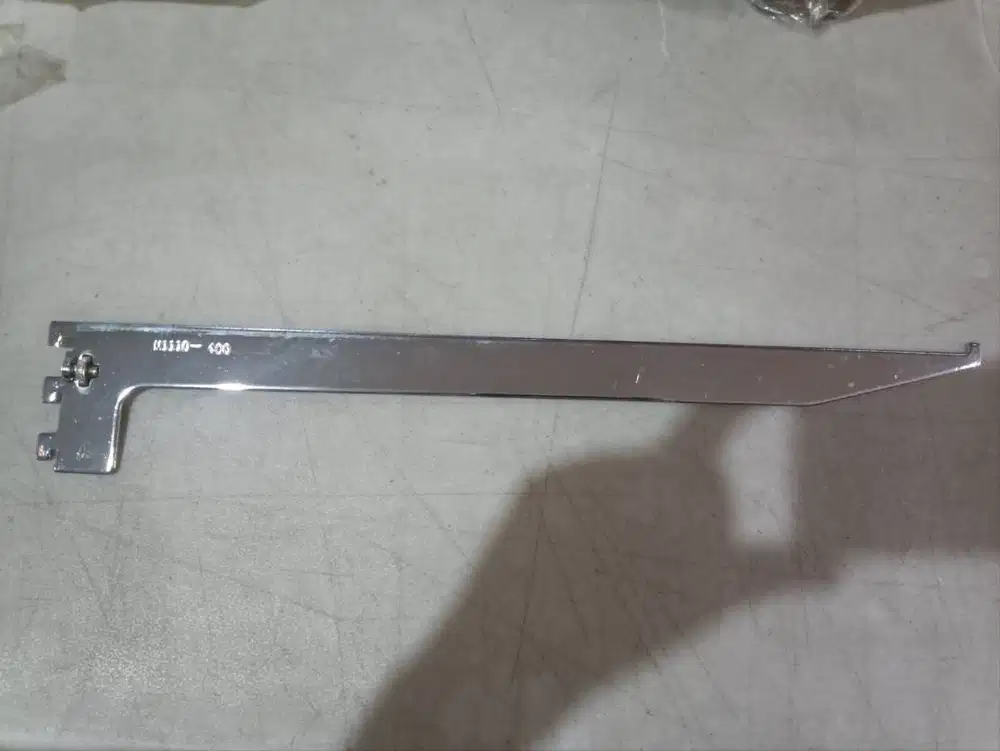 Rack siku untuk ambalan kaca etalase toko panjang 40cm, Bahan Chrome.