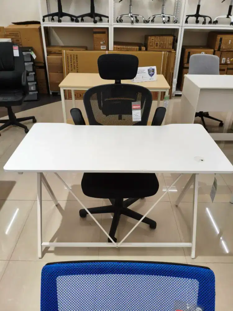 Selma Britta Meja Komputer – Minimalis & Modern