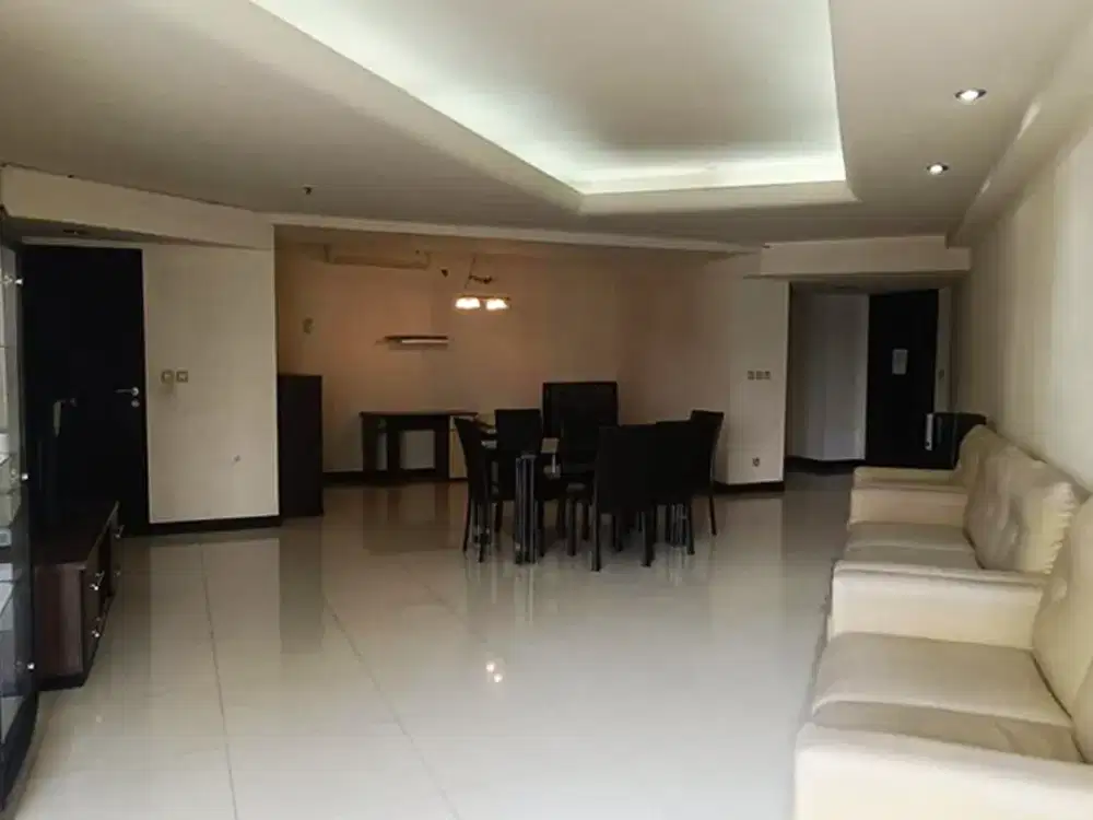 Dijual 2.2M, Fully Furnished 3 Bedrooms, Middle Floor, Taman Anggrek Condominium