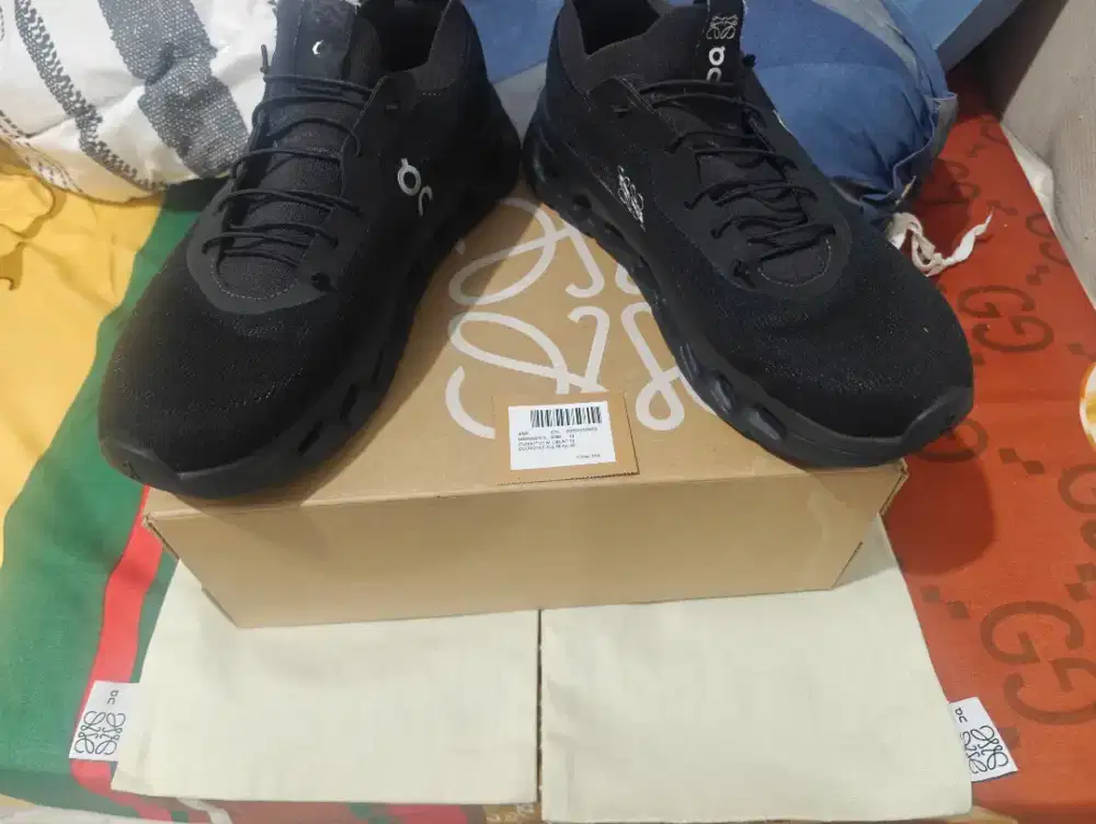 Dijual sepatu on cloud loewe hitam ukuran 42 bagus bgt lengkap